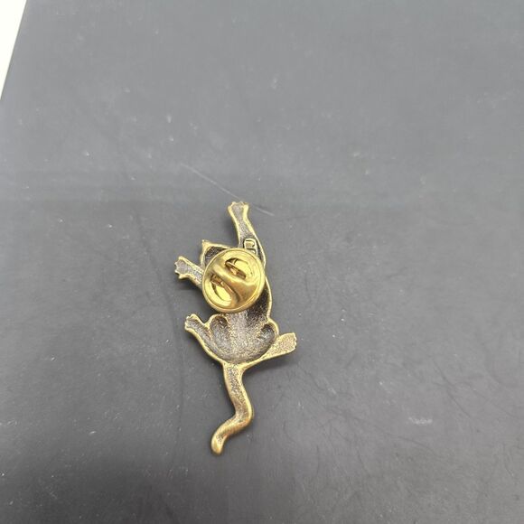 Vintage Climbing Cat Brooch Pin signed JJ Jonette 1988 Gold Metal Novelty - Picture 2 of 4